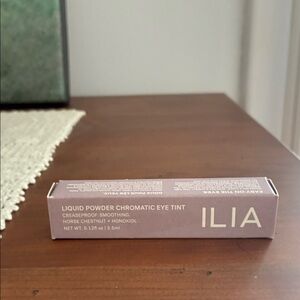 Ilia liquid powder chromatic eye tint NWT creaseproof colour is Freshco